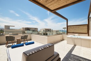 Loft Bliss Suite Sea View with Hydromassage Bathtub | Outdoor spa tub