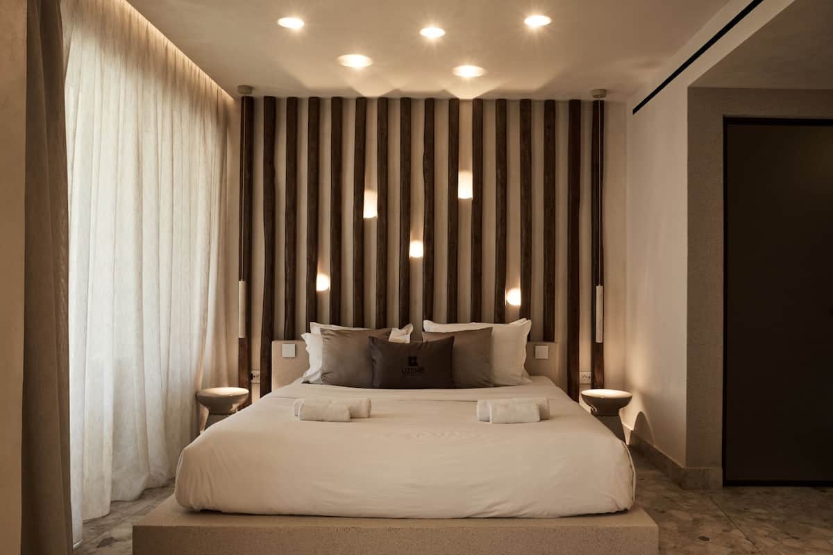 Starlight Suite with Outdoor Hydromassage Bathtub