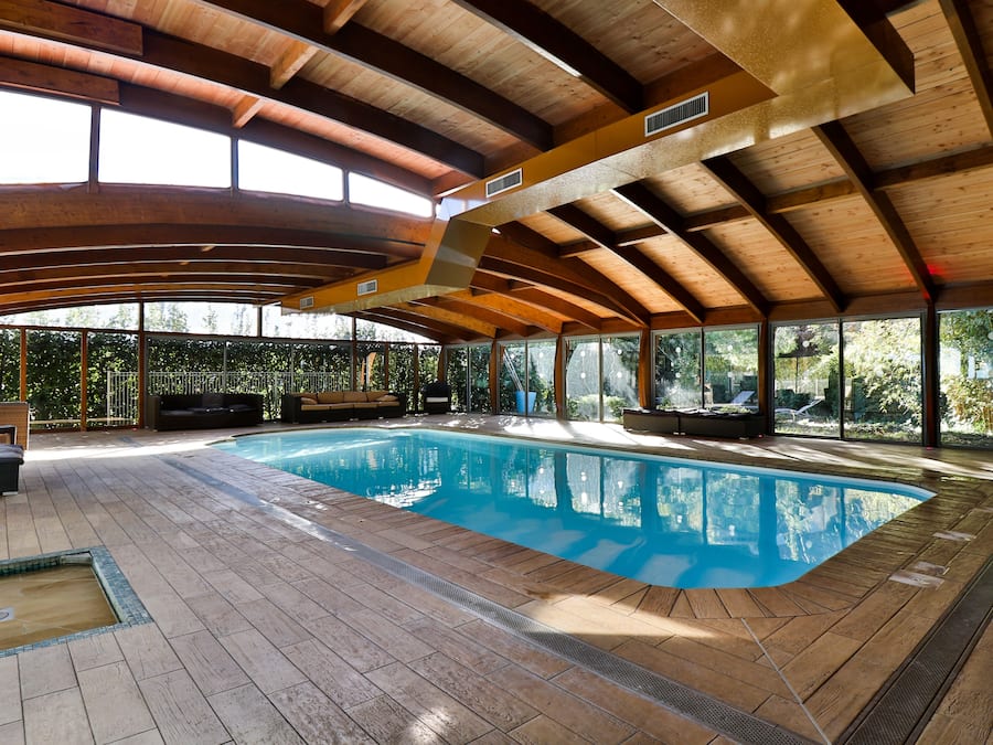 Una piscina cubierta (de 10:00 a 22:00), tumbonas