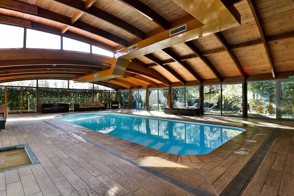 Indoor pool, open 10:00 AM to 10:00 PM, sun loungers - Hotel Plage Saint Jean (La Ciotat)