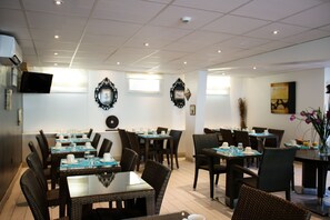 Daily buffet breakfast (EUR 13 per person) - Hotel Plage Saint Jean (La Ciotat)