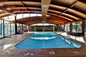 Indoor pool, open 10:00 AM to 10:00 PM, sun loungers - Hotel Plage Saint Jean (La Ciotat)