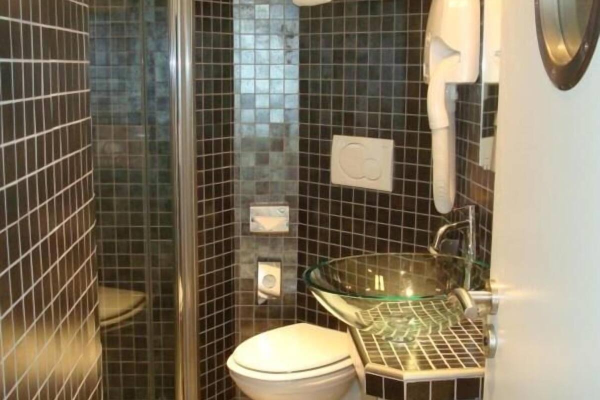 junior suite, balcony | bathroom | shower, free toiletries, hair dryer, towels