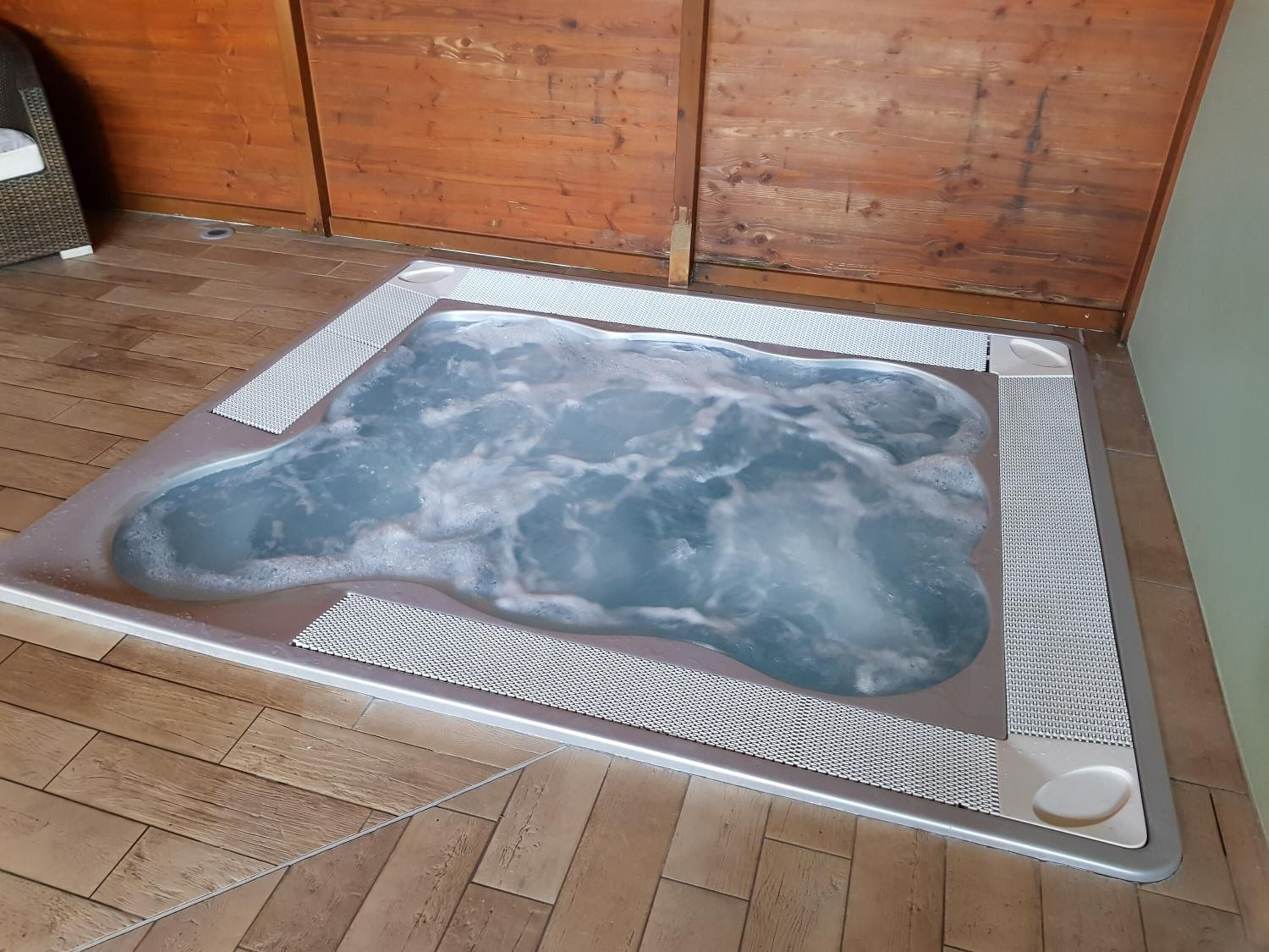 sauna, hot tub