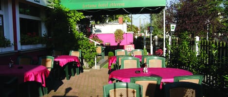 Se sirven desayunos, comidas y cocina regional con mesas al aire libre