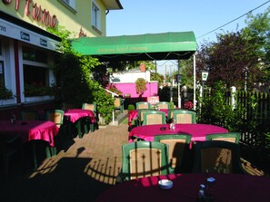 Breakfast, lunch, dinner served; Regional cuisine, alfresco dining  - Fortuna (Budapest)