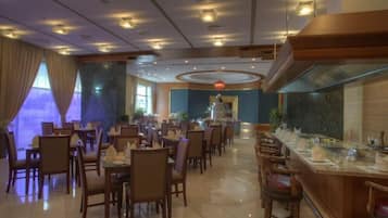 Petit déjeuner, déjeuner et dîner servis sur place