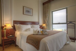 Safe på rommet, skrivebord, wi-fi (inkludert) og sengetøy