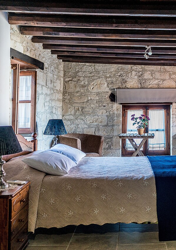 Appartement, 1 slaapkamer | Een bureau, een strijkplank/strijkijzer, gratis wifi, beddengoed