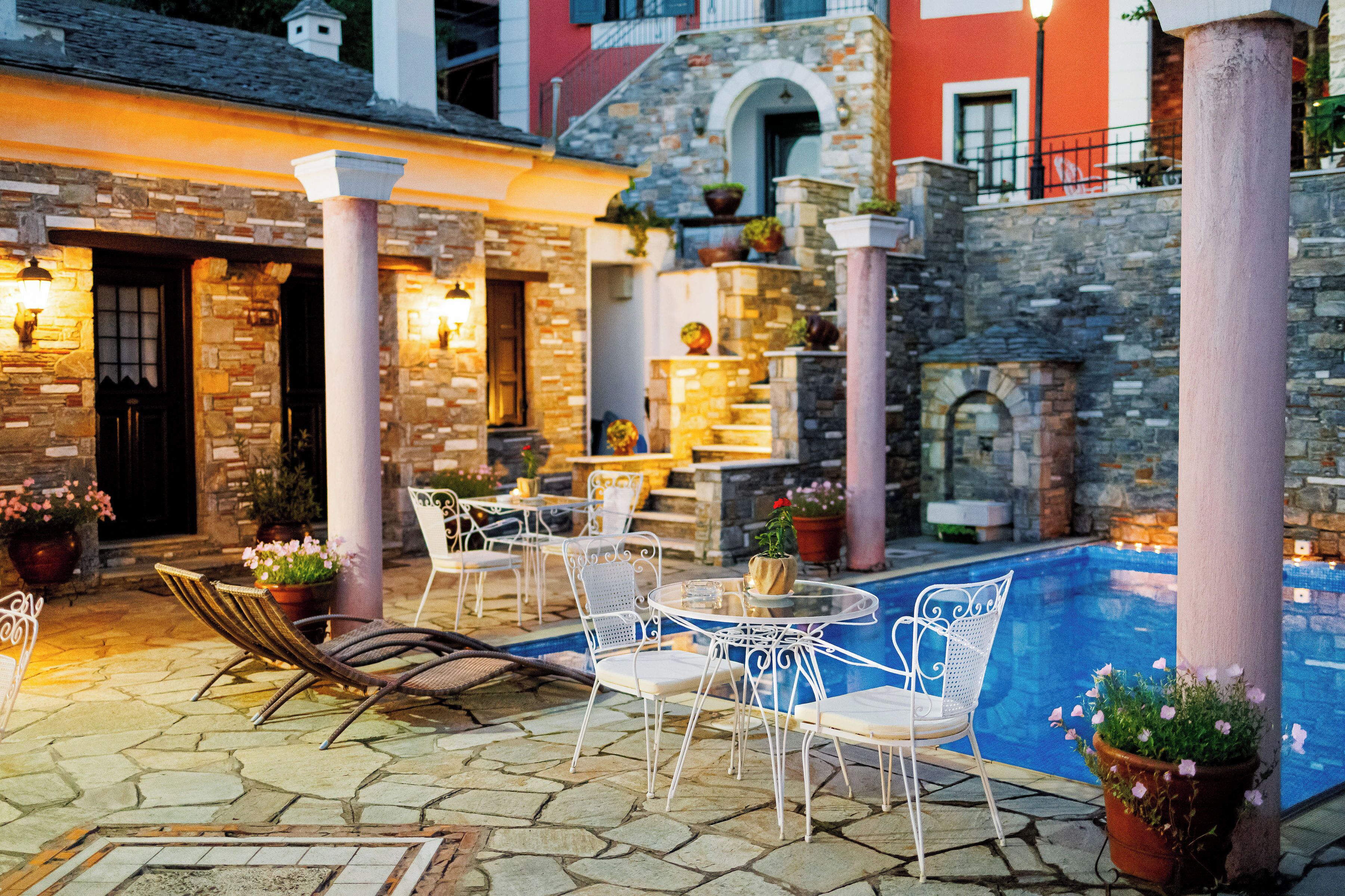 Hồ bơi ngoài trời, ghế dài tắm nắng 