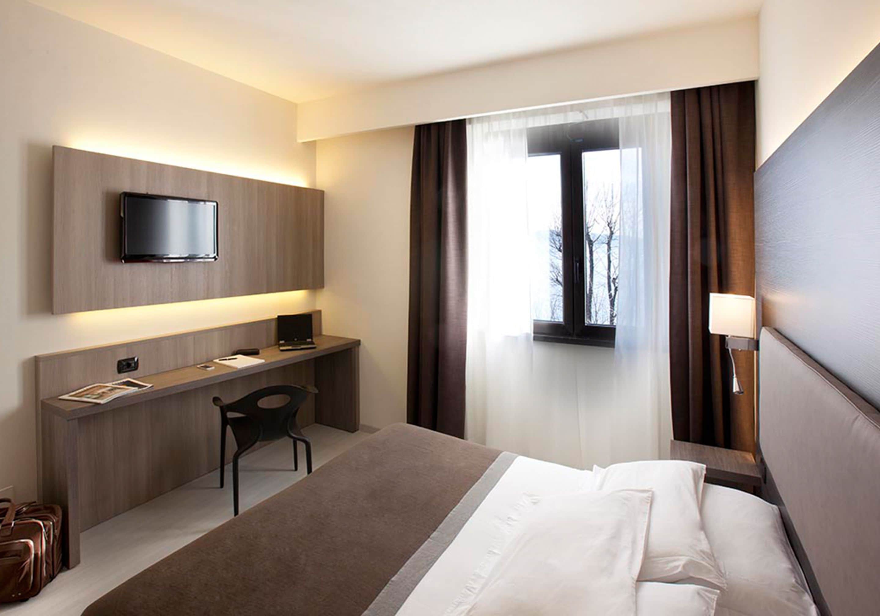 Minibar, coffres-forts dans les chambres, bureau