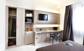 Habitación superior, 1 cama Queen size, vista parcial al lago | Minibar, caja de seguridad en la habitación y escritorio