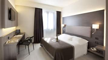 Minibar, coffres-forts dans les chambres, bureau