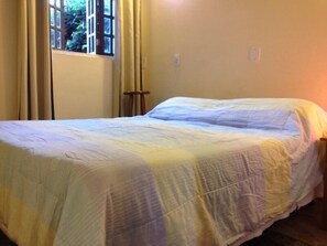 Suite Duplo Economico 2nd piso janela para mar | Minibar, in-room safe, blackout curtains, rollaway beds