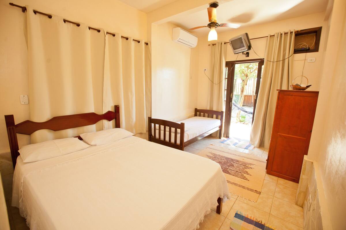 Suite Triplo Vista para Montanha 2nd piso | Minibar, in-room safe, blackout curtains, rollaway beds