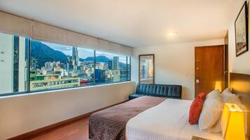 Minibar, caja de seguridad en la habitación y escritorio