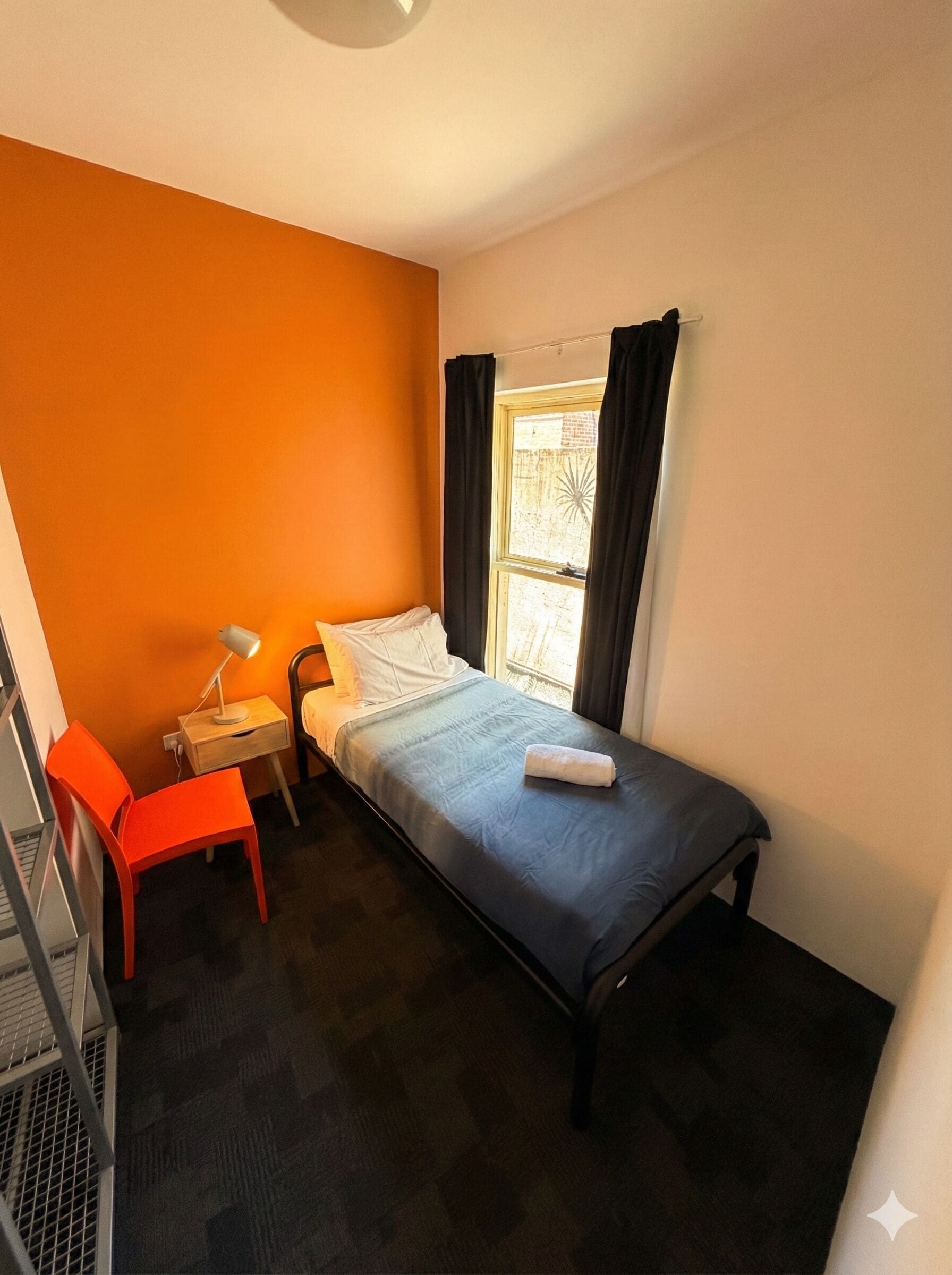 Phòng đơn, có phòng tắm riêng | Màn/rèm cản sáng, truy cập Internet không dây miễn phí, bộ trải giường 