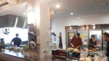 Peti sejuk, ketuhar gelombang mikro, dapur, pembakar roti