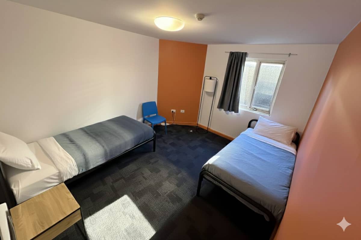 Habitación con 2 camas individuales, baño privado | Cortinas opacas, wifi gratis, ropa de cama