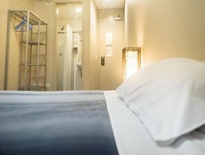 Cortinas blackout, wifi gratis y ropa de cama 