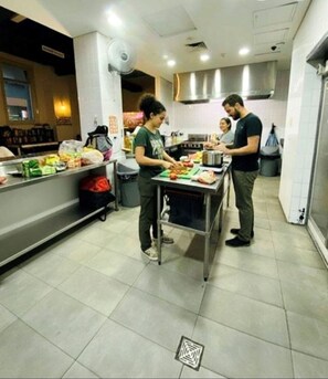 Refrigerador, microondas, placa de cocina, tostadora