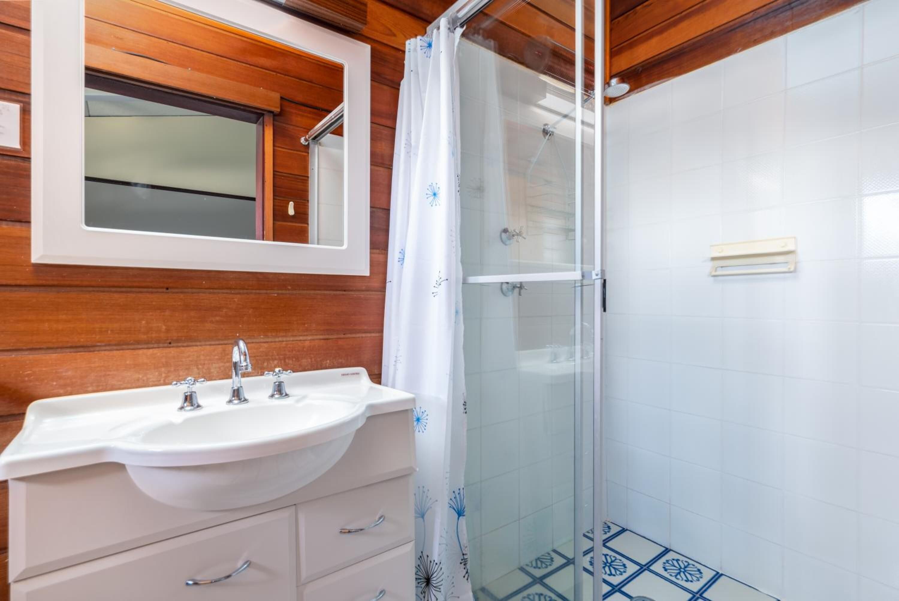 quadruple room | bathroom | shower, free toiletries, hair dryer, towels