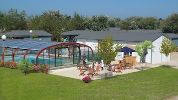 Inomhuspool och solstolar
