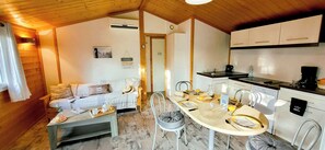 Kjøleskap, mikrobølgeovn, kokeplater og oppvaskmaskin