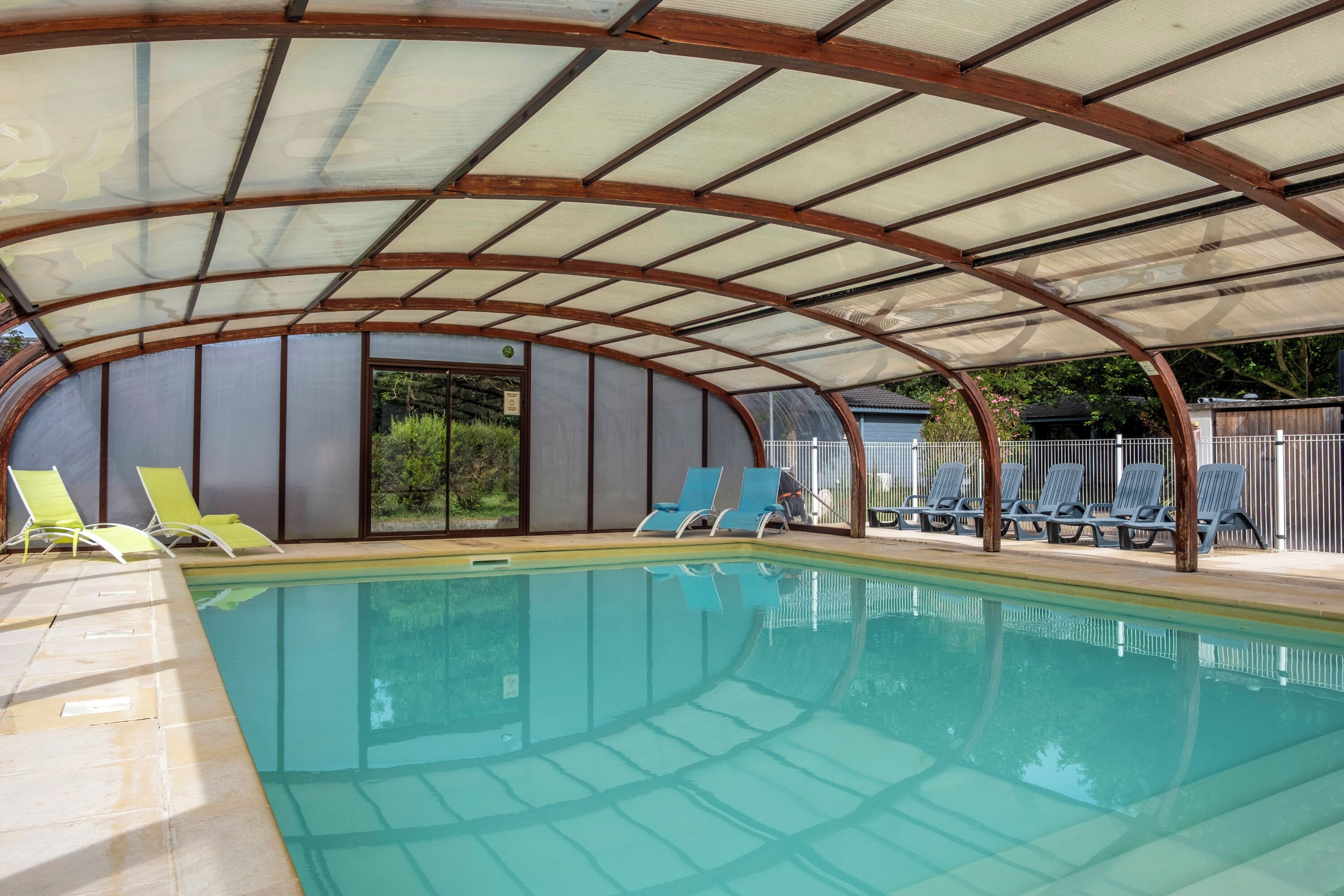 Indoor pool, sun loungers