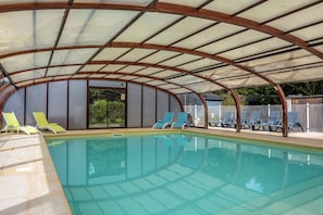 Indoor pool, pool loungers - Terres de France - Hameaux des Marines (Saint-Denis-d'Oleron)