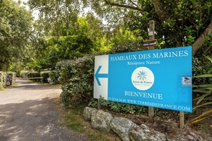 A sign for Hameaux des Marines with a welcome message and contact information. - Terres de France - Hameaux des Marines (Saint-Denis-d'Oleron)