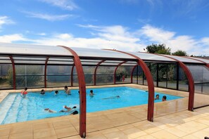 Piscina coperta, lettini