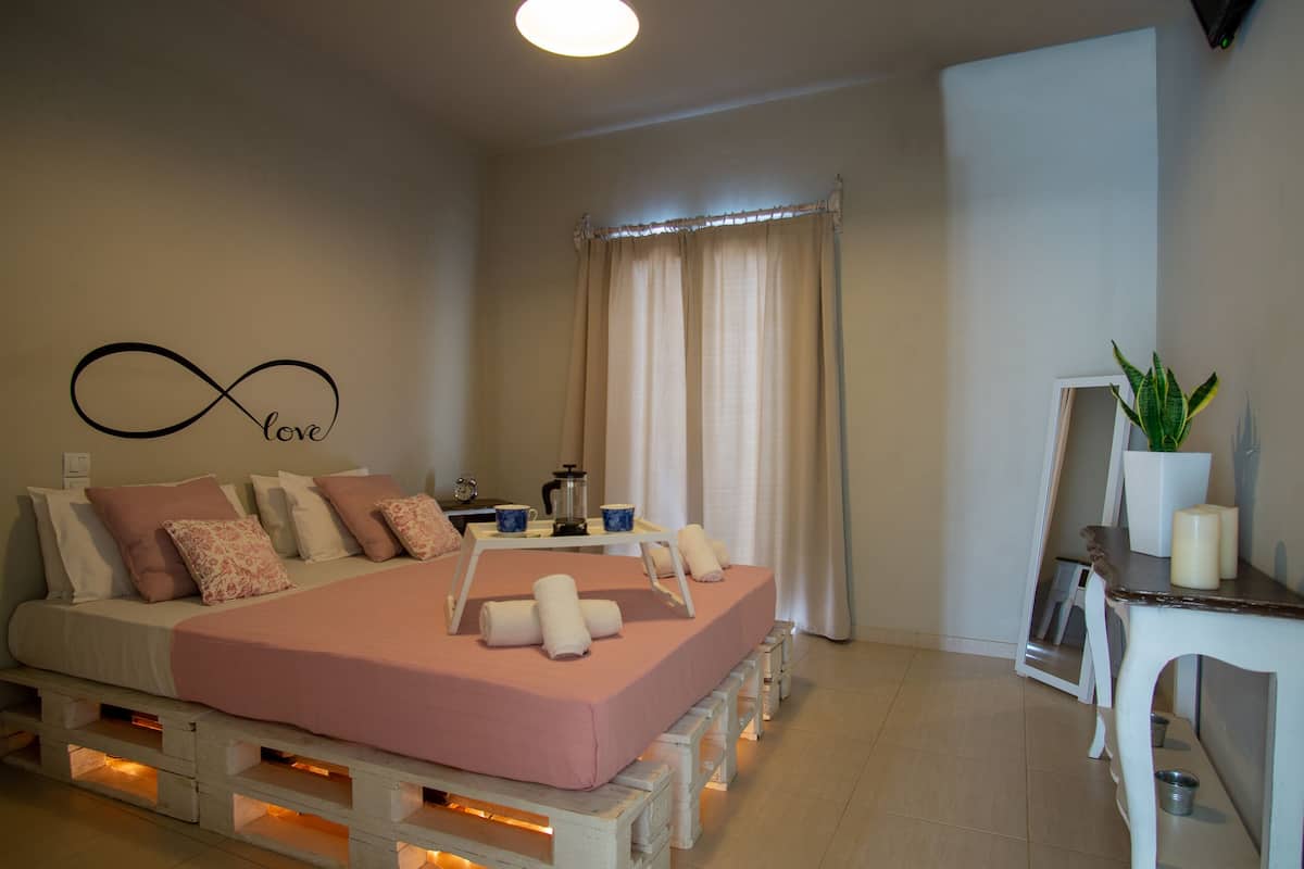 Superior Triple One Bedroom Apartment | 1 slaapkamer, een kluis op de kamer, een strijkplank/strijkijzer