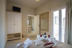 Superior Triple One Bedroom Apartment | 1 chambre, coffres-forts dans les chambres, fer et planche à repasser