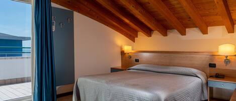 Quarto casal ou duplo, vista para o mar | Cofres nos quartos, escrivaninha, Wi-Fi de cortesia