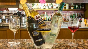 Un espace bar avec un assortiment de bouteilles et de verres.