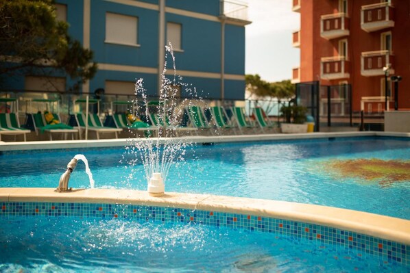 Seasonal outdoor pool, pool umbrellas, sun loungers - Hotel Kennedy (Jesolo)