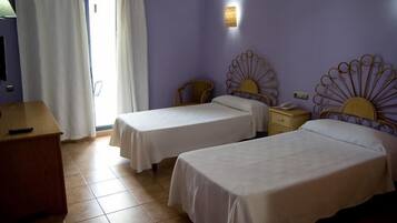 Double Room | In-room safe, desk, free WiFi, bed sheets