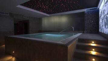 Una piscina al aire libre, tumbonas