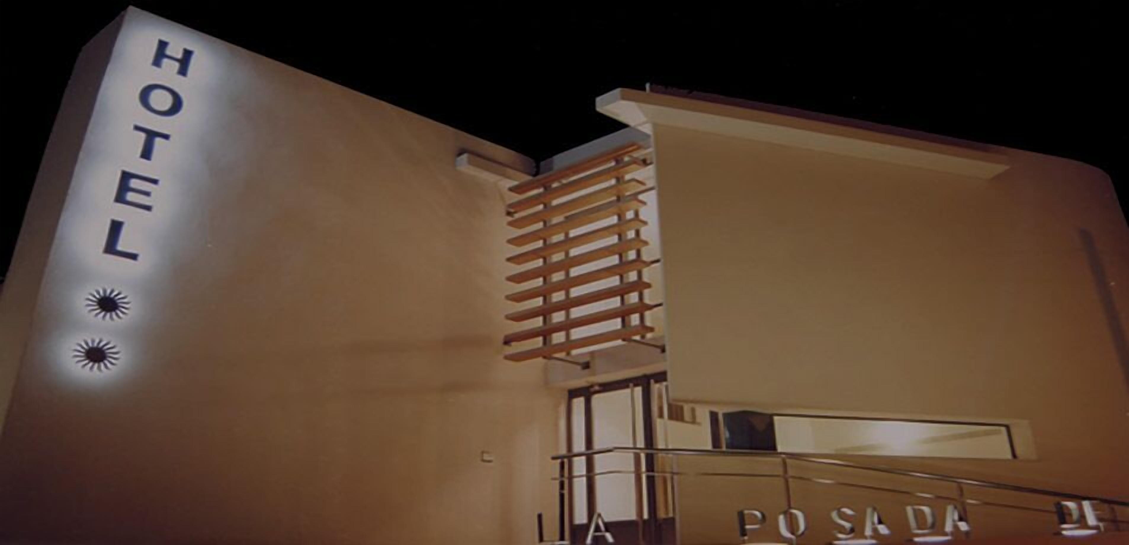 Un hotel con un cartello ben visibile con la scritta 'HOTEL' e un cartello con la scritta 'POSADA DEL'.