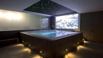 Una piscina al aire libre, tumbonas