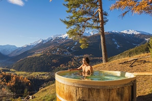 Sauna, hot tub, steam room, hot springs/mineral springs
