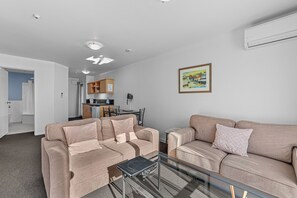 Apartament, 2 dormitoris | Roba de llit d'alta qualitat, minibar i caixa forta a l'habitació 