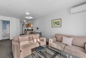 Apartamento, 2 habitaciones | Ropa de cama de alta calidad, minibar, caja fuerte y escritorio