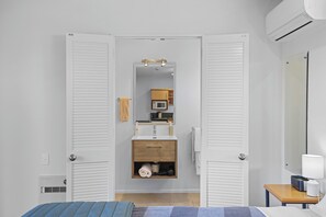 Studio, 1 Queen Bed | Bathroom - Lorenzo Motor Lodge (Christchurch)