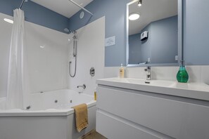 Apartment, 2 Bedrooms | Bathroom | Designer toiletries, hair dryer, towels - Lorenzo Motor Lodge (Christchurch)