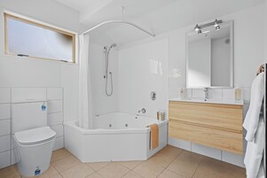 Suite, 1 kamar tidur, jet tub | Kamar mandi | Perlengkapan mandi desainer, pengering rambut,  dan handuk