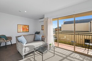 Apartamento, 1 habitación | Ropa de cama de alta calidad, minibar, caja fuerte y escritorio