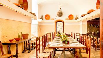2 restaurantes; se sirven almuerzos, cenas y cocina local