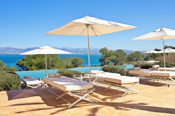 Alberca al aire libre y sombrillas en la alberca 